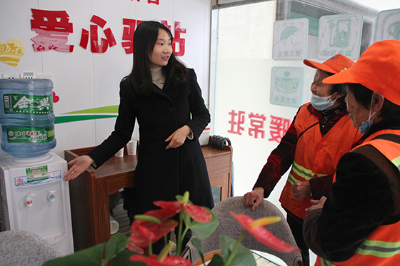 环卫工人在“爱心驿站”感受家的温暖.jpg