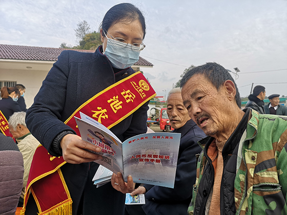 岳池农商银行开展金融知识下乡活动1.jpg