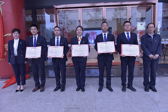 3颁发什邡市产业金融服务专员聘书.jpg