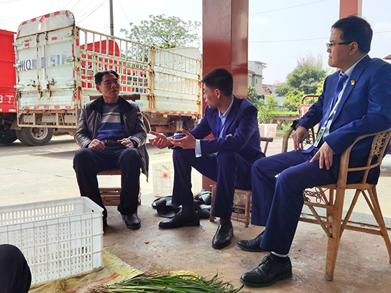 1宜宾农商银行菜坝支行客户经理实地了解李逢贵生活工作情况，与其交心谈心.jpg