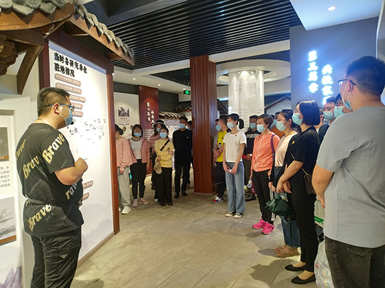 3参观了李庄廉洁文化展馆.jpg