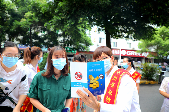 (2)走上街头为群众讲解防诈金融知识.jpg