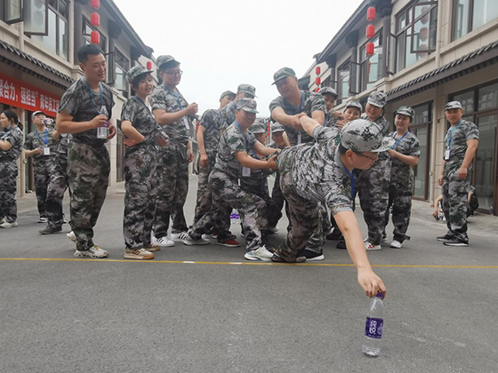 3活动中青年员工团结合力.png