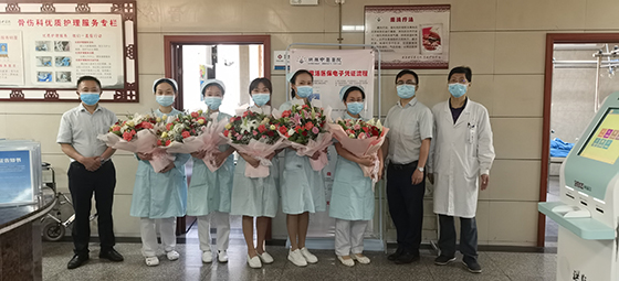 3珙县农商银行前往医院慰问一线护士.jpg