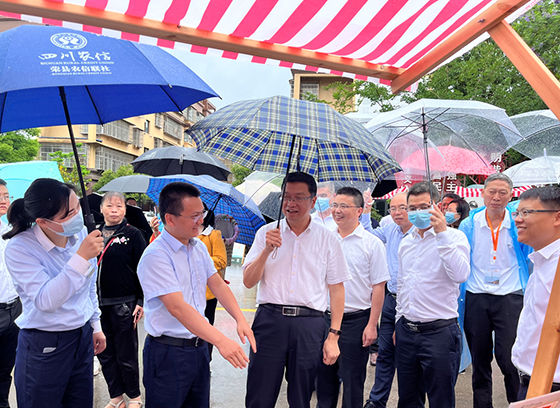1党委副书记、主任熊雷率队深入走访当地企业及群众.png