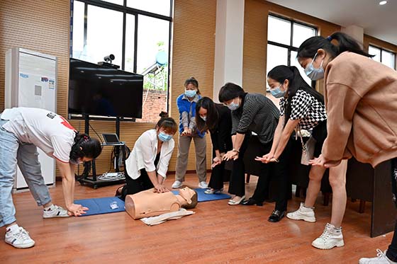 2)5月25日，内江市东兴区富溪镇红十字救护员在救护培训师的指导下练习正确的胸外按压姿势.jpg