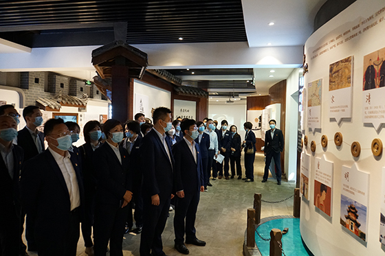 3参观廉洁文化展馆现场.JPG