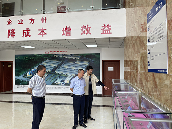 3雅安农商银行领导参观了解企业产品情况.jpg