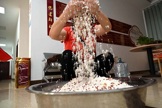1社区居民正在准备包粽子的食材.jpg