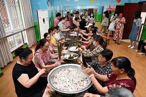 2社区居民包粽子迎端午.jpg