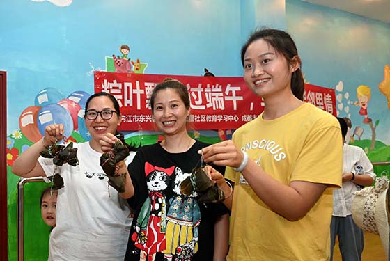 5居民正在展示她们的包粽子成绩.jpg