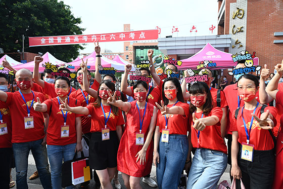 3)2022年6月7日，在全国普通高校招生考试四川省内江市第六中学考点外，老师们身穿红衣头戴高考祝福字样的头饰为考生加油.jpg