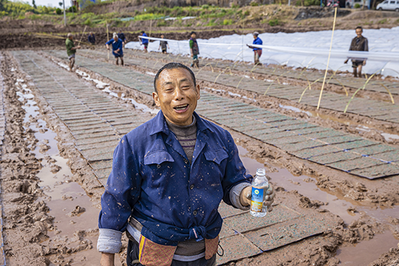 4金融服务送到田间地头温暖百姓心坎.jpg
