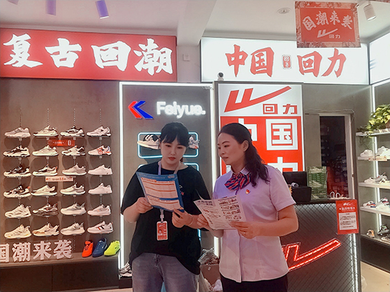 练女士向客户经理了解产品细节.jpg
