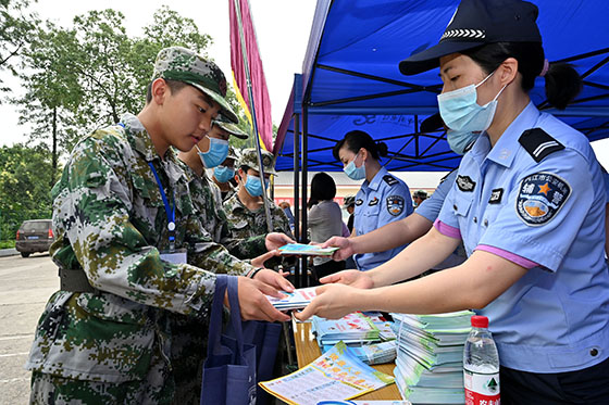 1在内江市东兴区新江街道国防培训教育基地，街道组织工作人员对学生进行禁毒宣传.jpg