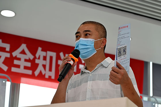 2在内江市东兴区西林街道晨望社区，工作人员对企业员工进行禁毒宣传教育.jpg