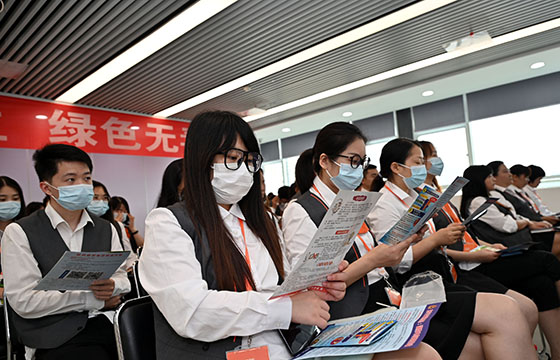 3在内江市东兴区西林街道晨望社区，社区居民和企业员工正在接受禁毒宣传教育.jpg
