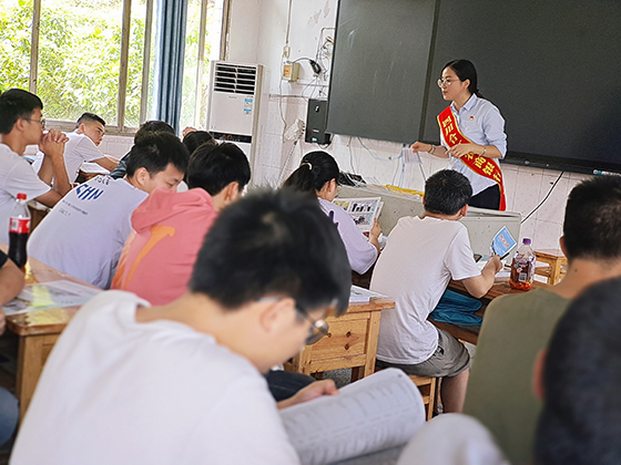 1合江农商银行走进马街中学开展助学贷款宣传.jpg