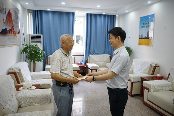 5看望慰问老党员、困难党员.jpg