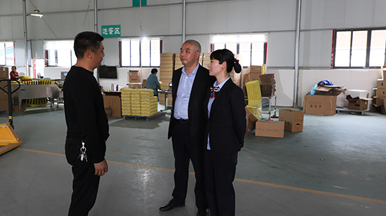 (2)银行工作人员与企业负责人沟通交流.jpg