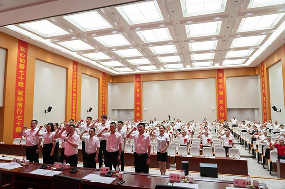 2党委书记刘刚带领全体与会人员重温入党誓词.png