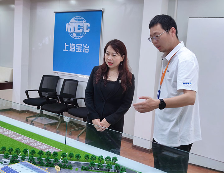 图2 中行遂宁分行行领导到遂宁蜂巢现场调研.jpg