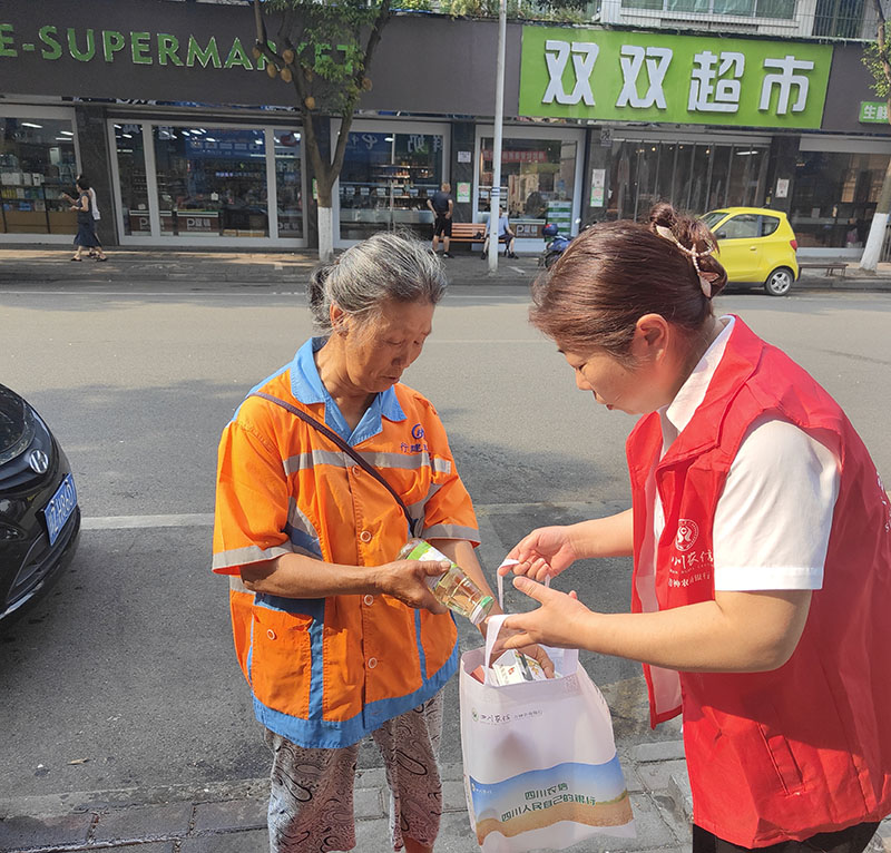 1向环卫工人发放慰问品.jpg