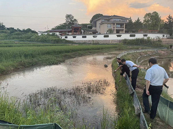 5到养蟹大户实地考察了解客户资金需求.jpg