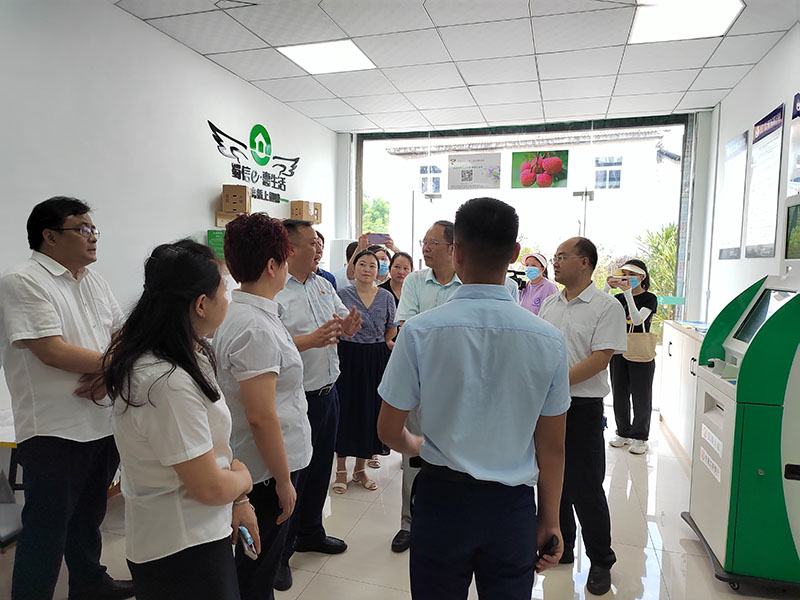 2宜宾农商银行叙州支行行长张建介绍农综站金融服务情况.jpg