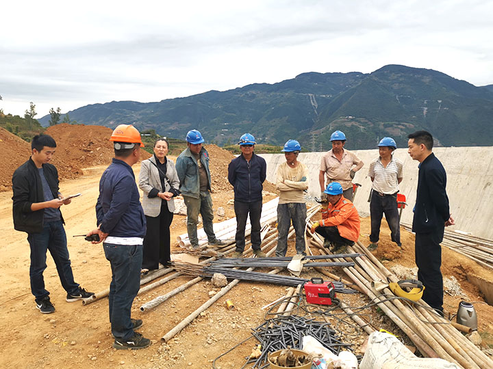 宁南县司法局向农民工进行普法宣传.jpg