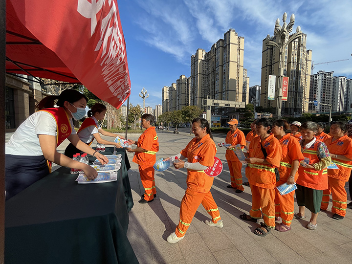 1环卫工人到爱心驿站领取饮水.jpg
