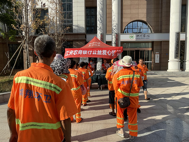 2环卫工人到爱心驿站领取饮水.jpg