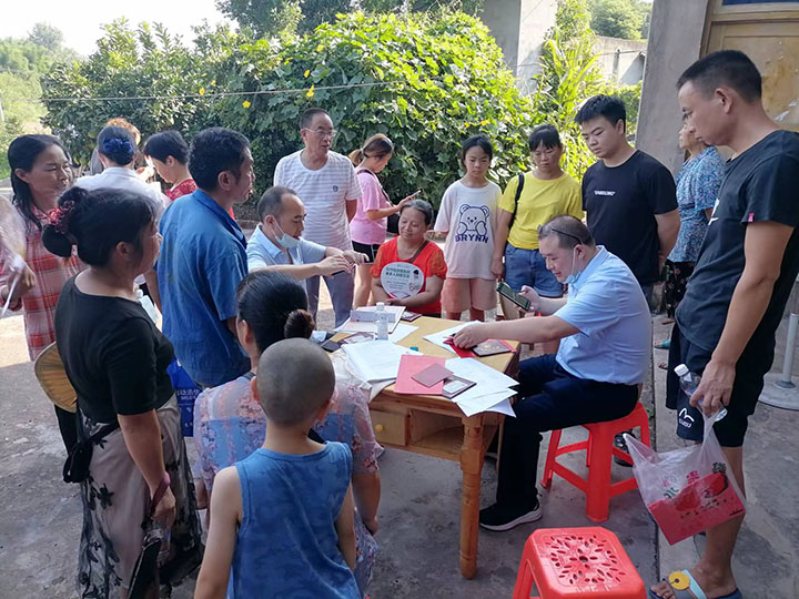 3仁寿农商银行为农户送贷上门.jpg
