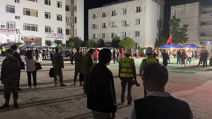 2积极配合当地政府抗震救灾工作.png