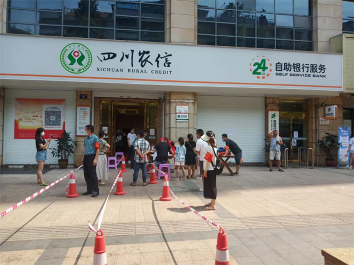 3泸州农商银行志愿者在核酸检测点提供贴心服务.jpg
