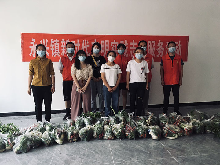 2员干部们打包分拣蔬菜包.jpg