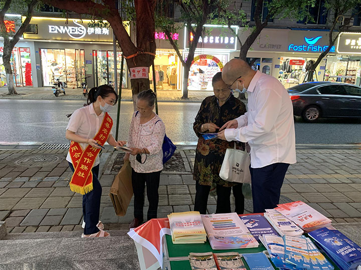1进社区开展宣传活动.jpg
