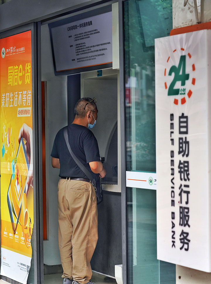 4暂停营业期间自助银行设备为市民提供金融服务.jpg