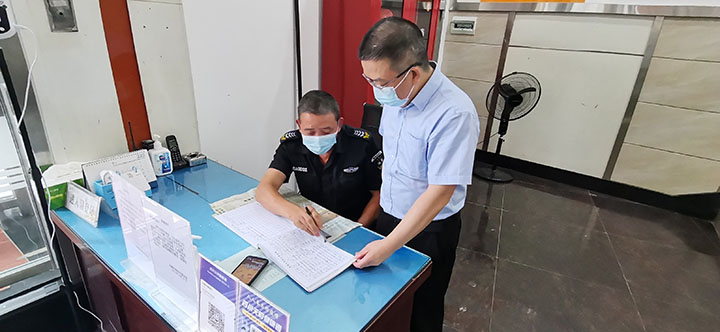 1古蔺农商银行党委班子带队到各营业网点开展防疫督导.jpg