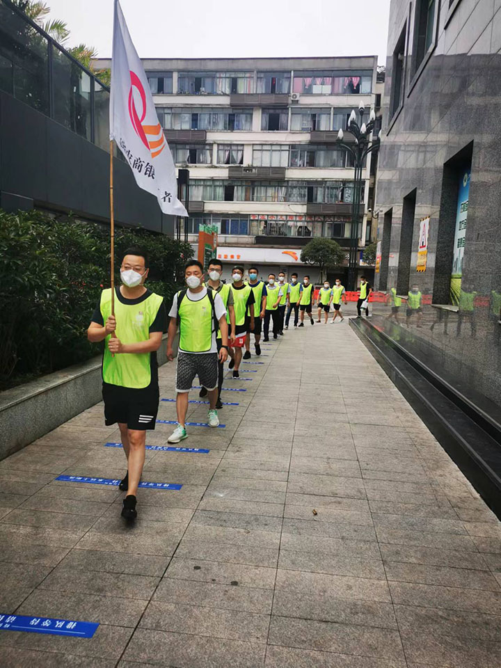 1.20名干部员工奔赴翠屏区协助开展抗疫集中攻坚清零行动.jpg