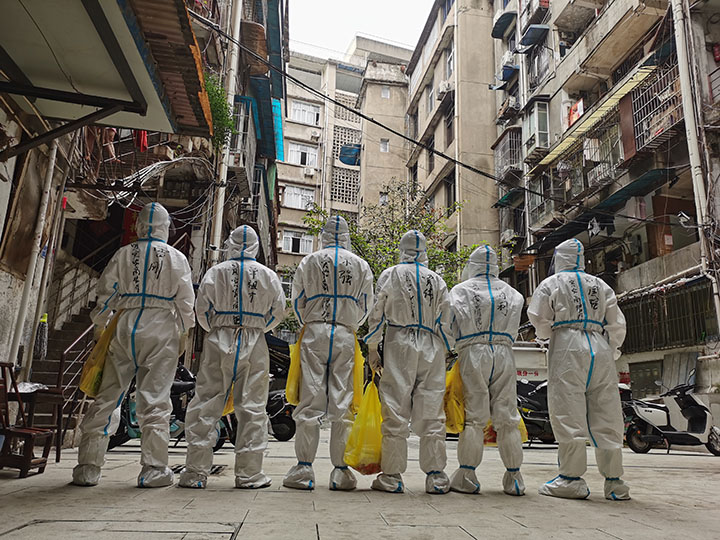 5.志愿者们准备上门开展核酸检测.jpg