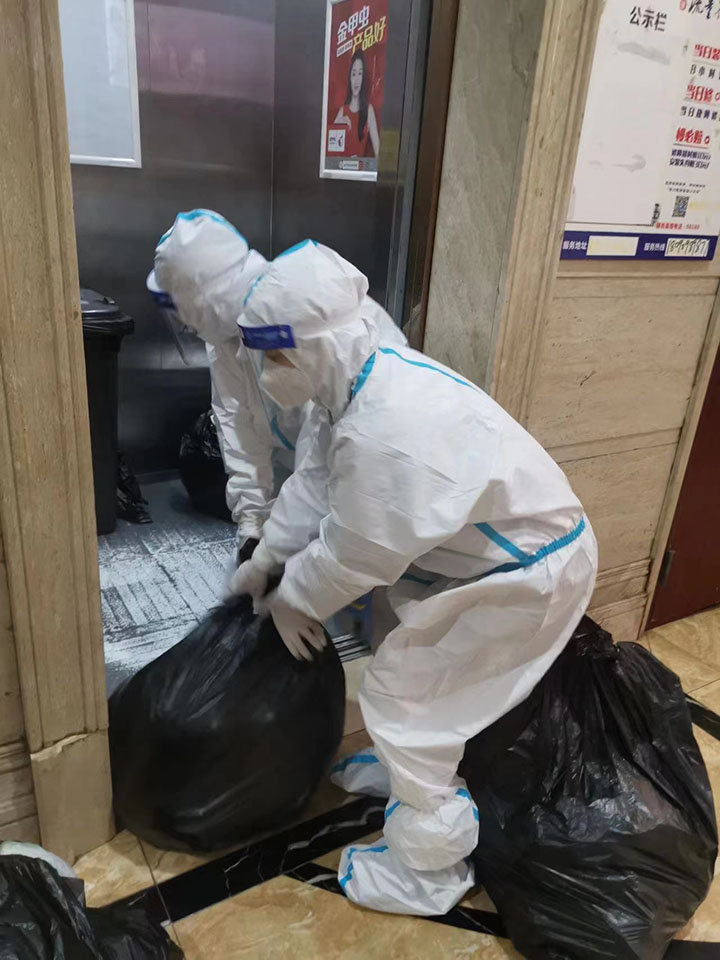 6.志愿者正清理高风险小区生活垃圾.jpg