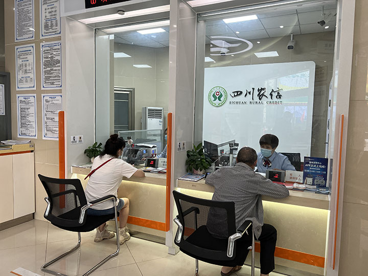 2客户在柜台办理业务.jpg