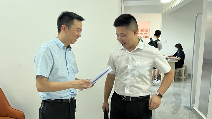 2什邡农商银行上门为客户办理“拥军贷”业务.png