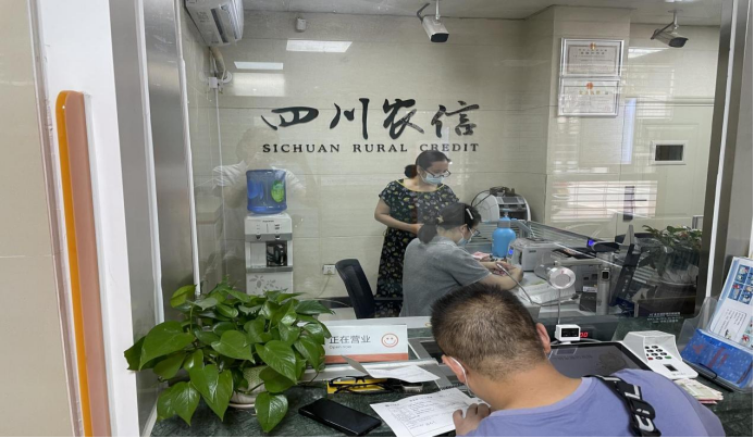 白花支行：主动作为  确保服务不打折.jpg