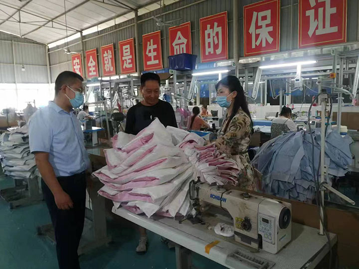 助企纾困党员干部走访企业.jpg