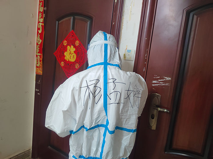 3志愿服务上门开展核酸采集.jpg