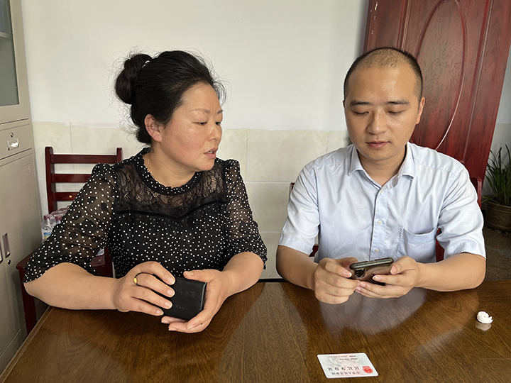 客户经理现场为新型农业经营主体负责人线上采集信息 王梓自 摄.jpg