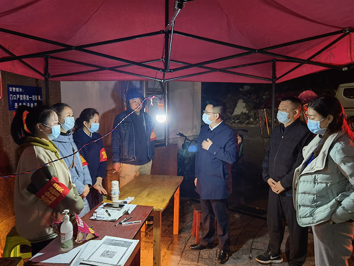 1党委班子在抗疫一线了解疫情防控情况.jpg