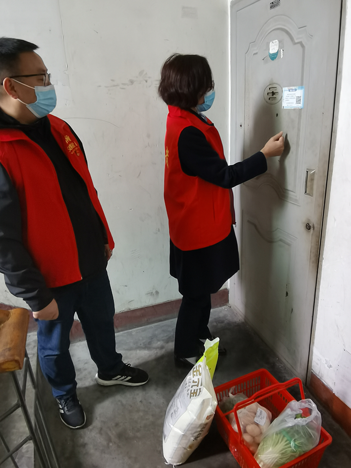 3党员志愿者为空巢老人送温暖.png